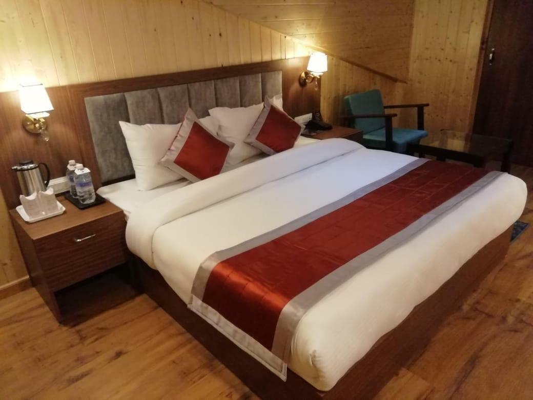 The Laurent And Banon Resorts Manāli Exteriör bild